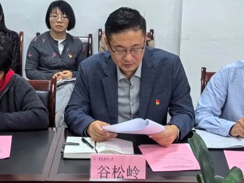 一群人看着桌子上的电脑描述已自动生成